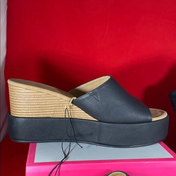 Covered Wedge in Black - Picture 7 of 7